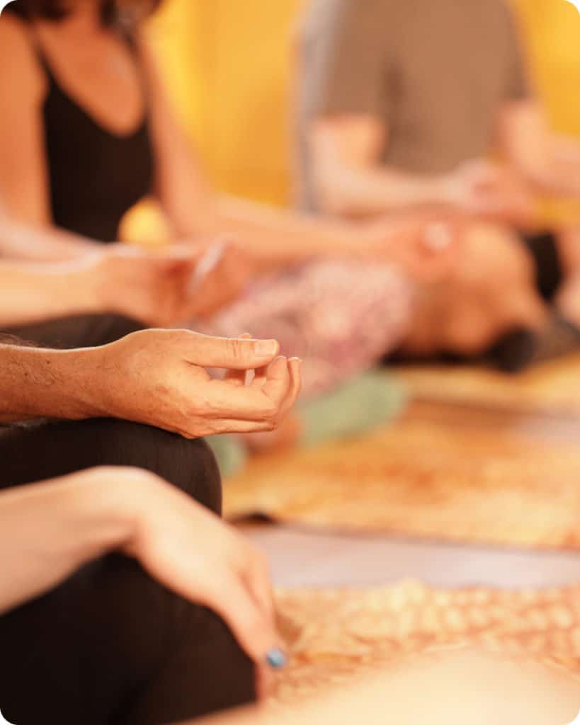 Meditierende Menschen beim Hatha-Yoga